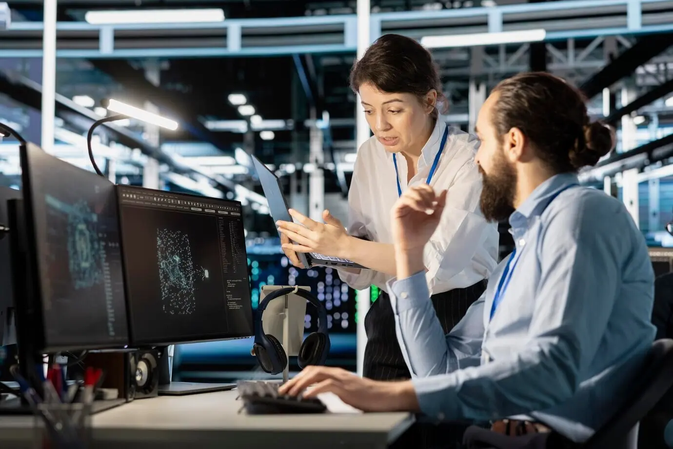 Ein Ingenieurteam führt in einem Serverzentrum ein Brainstorming mit KI-gestützter Technologie durch.