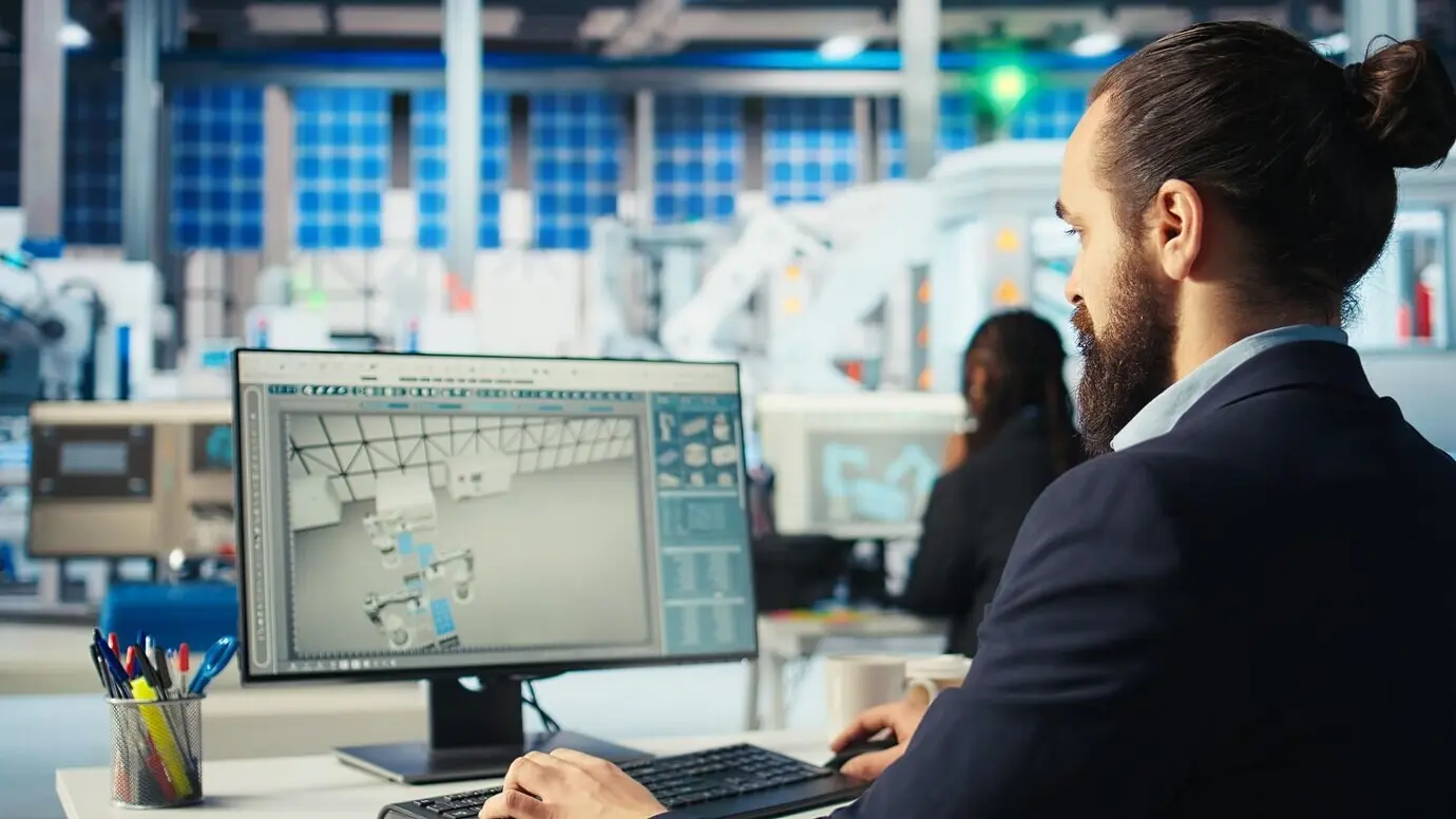 Ingenieur in einer Photovoltaikfabrik, der einen PC zur Diagnose von Systemen verwendet.