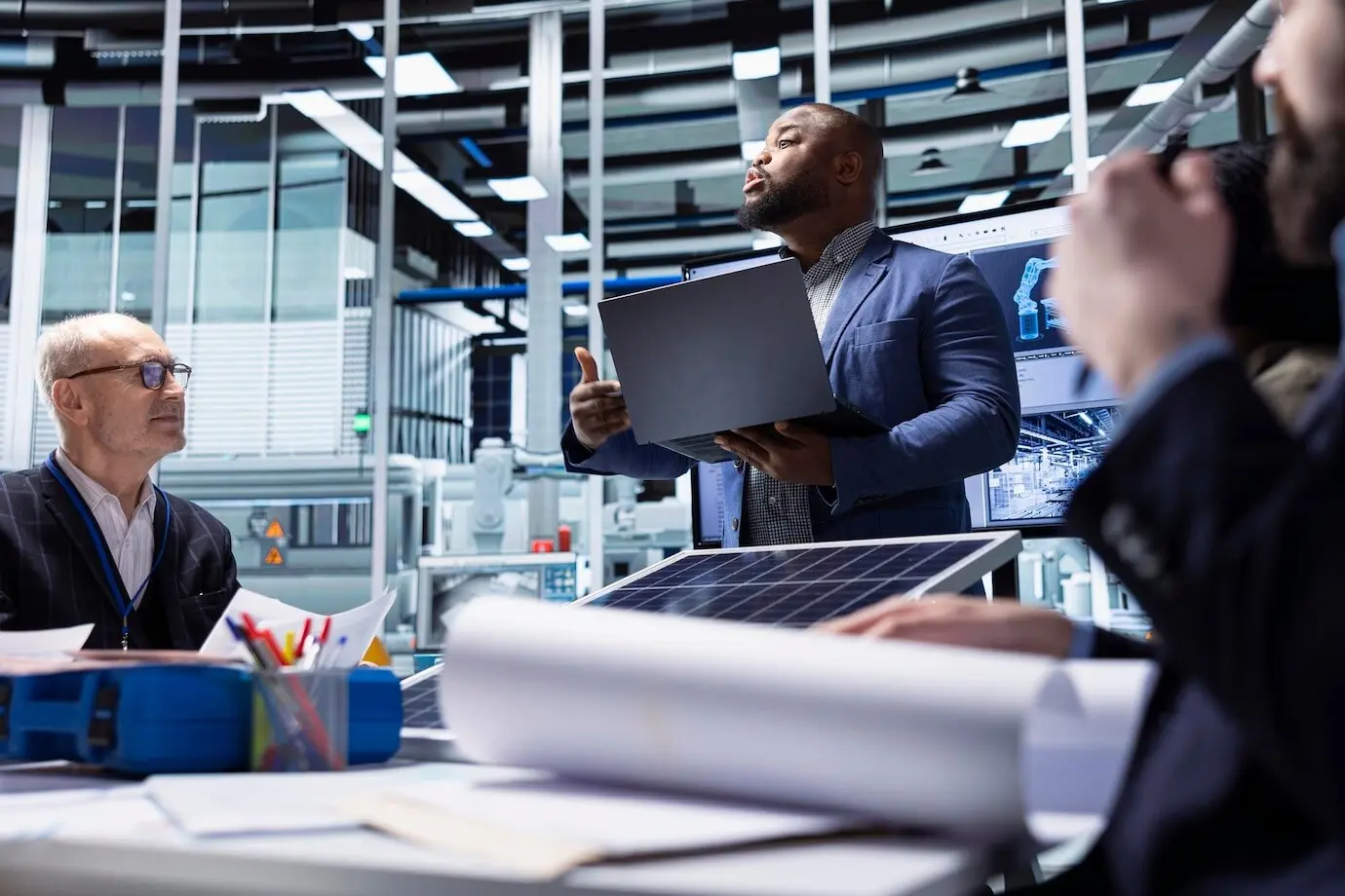 Ein Investor stellt den Führungskräften eines Industriewerks eine Strategie zur industriellen Automatisierung vor.