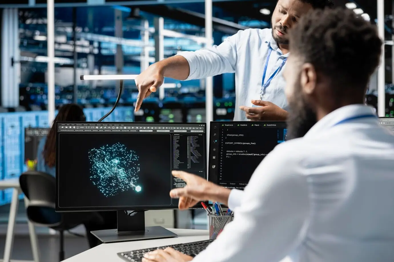 Server-Hub-Manager beaufsichtigt einen Ingenieur, der KI-Algorithmen nutzt.